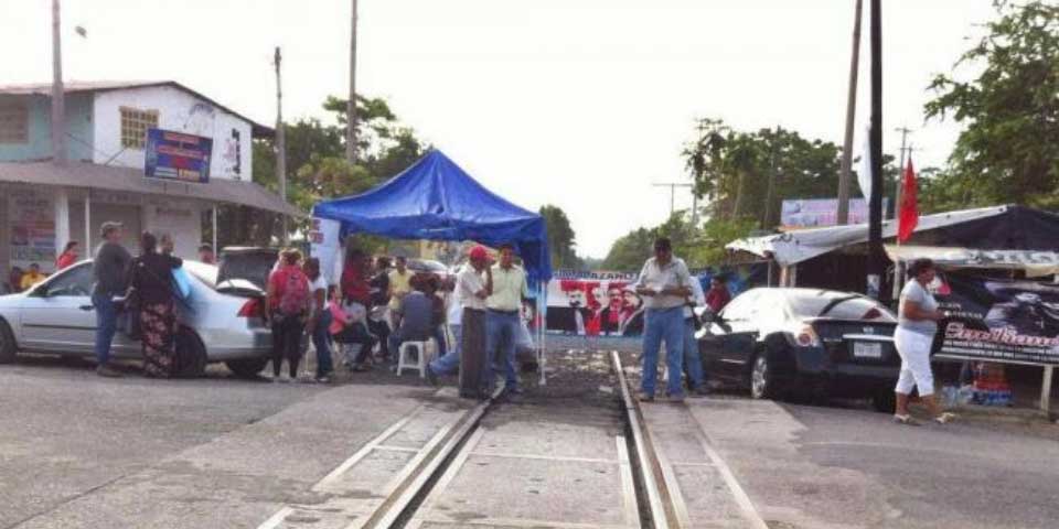 Bloquea CNTE vías del tren en Michoacán