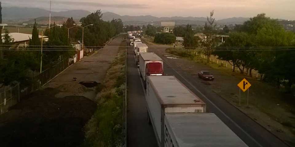 Reinstalan bloqueo en supercarretera de Nochixtlán