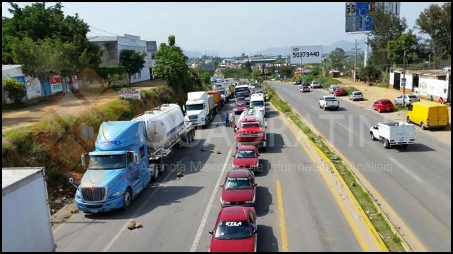 SNTE instala bloqueo parcial en Oaxaca - bloqueo-oaxaca