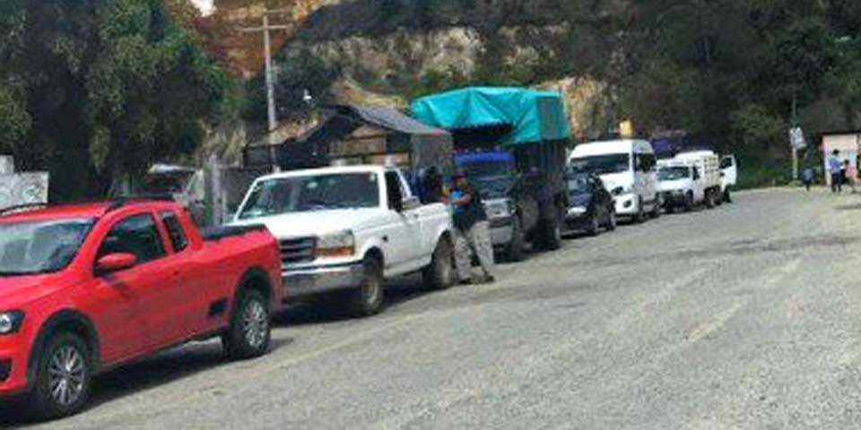 SNTE mantiene tres bloqueos en carreteras de Oaxaca