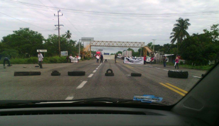 Maestros bloquean carreteras en Tabasco - bloqueo-tabasco