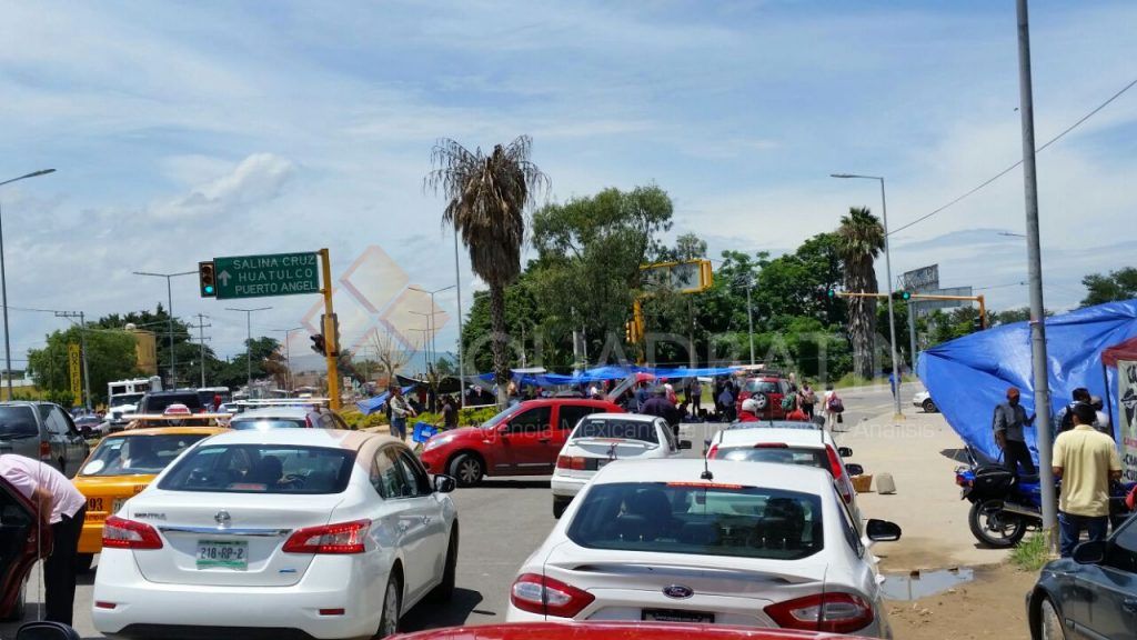 Pasajeros obligados a caminar al Aeropuerto de Oaxaca por bloqueo de la CNTE - bloqueo1-1024x576
