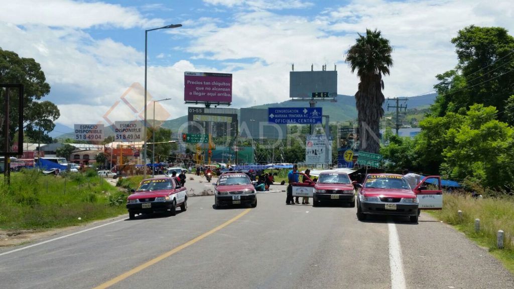 Pasajeros obligados a caminar al Aeropuerto de Oaxaca por bloqueo de la CNTE - bloqueo3-1024x576