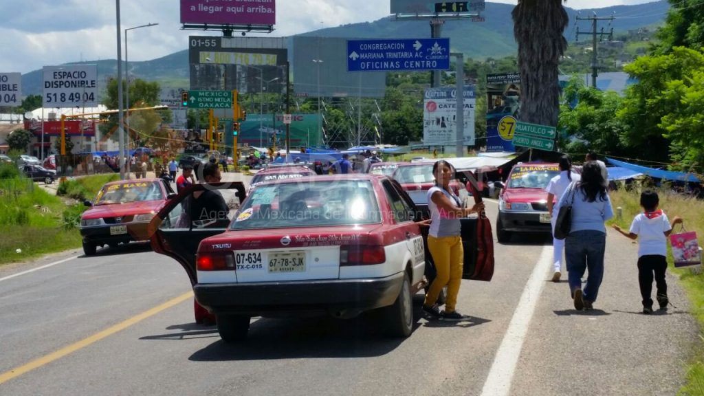 Pasajeros obligados a caminar al Aeropuerto de Oaxaca por bloqueo de la CNTE - bloqueo4-1024x576