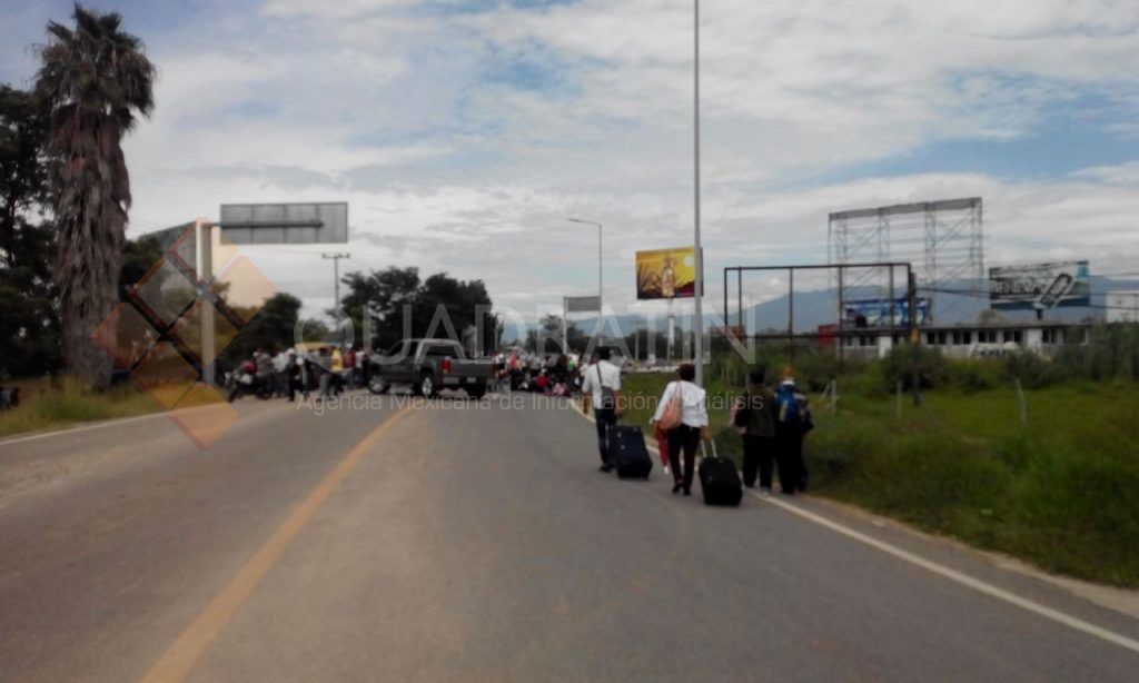 Pasajeros obligados a caminar al Aeropuerto de Oaxaca por bloqueo de la CNTE - bloqueo5-1024x614