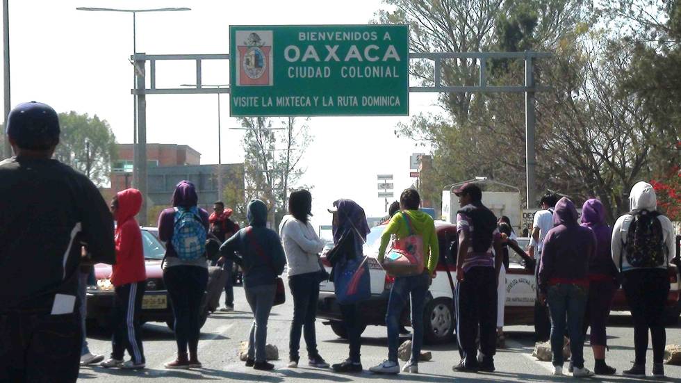 CNTE mantiene más de 12 bloqueos en carreteras de Oaxaca