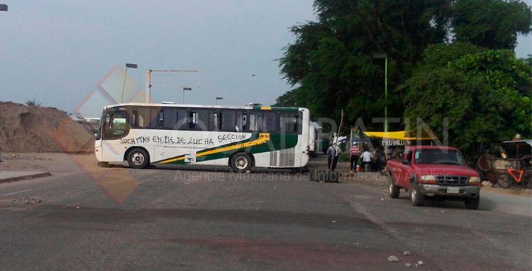 Continúan más de 15 bloqueos en carreteras de Oaxaca - bloqueos-oaxaca-1