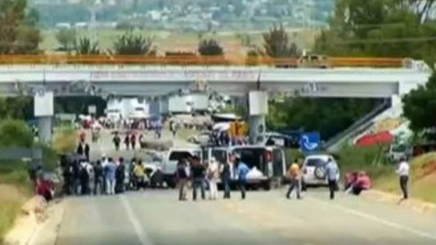 Mantienen 10 bloqueos en tramos carreteros de Oaxaca