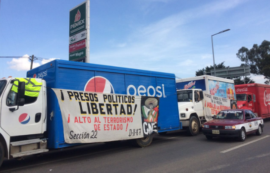 Retienen maestros vehículos en aeropuerto de Oaxaca - bloqueos-oaxaca-2