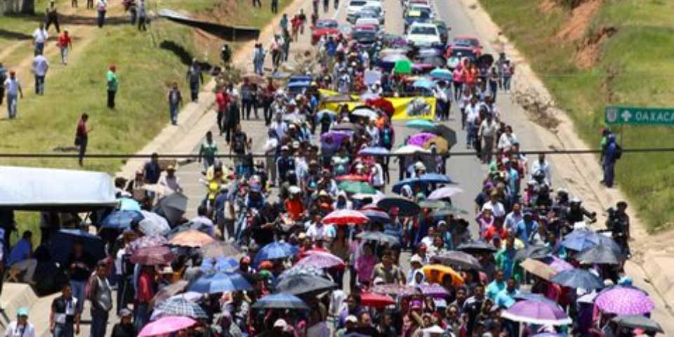 Continúan más de 15 bloqueos en carreteras de Oaxaca