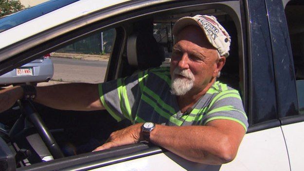 Taxista devuelve 187 mil dólares olvidados en su auto - buzzy