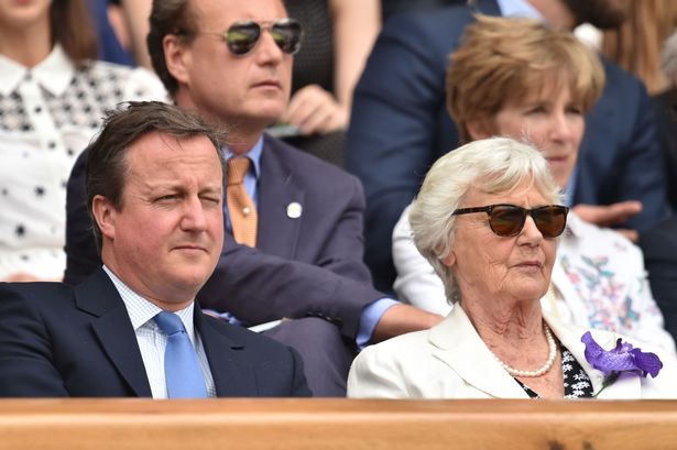 Video: abuchean a David Cameron en la final de Wimbledon - cameron-and-mother