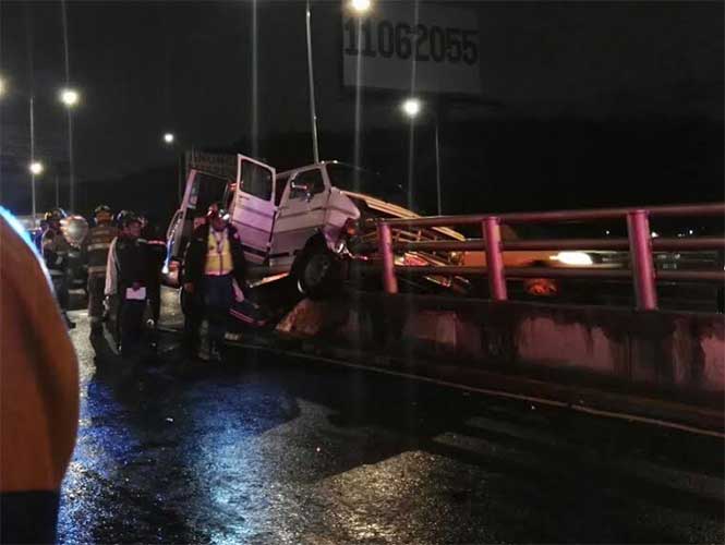 Camioneta choca contra muro de contención en Indios Verdes