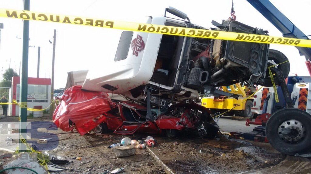 Tráiler aplasta a camioneta y mata a 6 personas