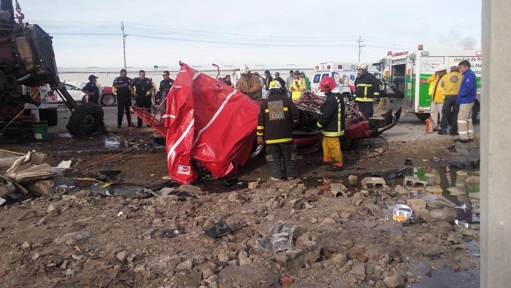Tráiler aplasta a camioneta y mata a 6 personas - camioneta-aplastada-puebla-Diario-Cambio4-1024x577