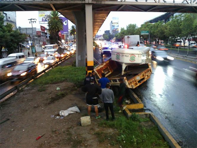 Camioneta que transportaba caballos se estrella en Periférico Norte - camioneta-caballos-2
