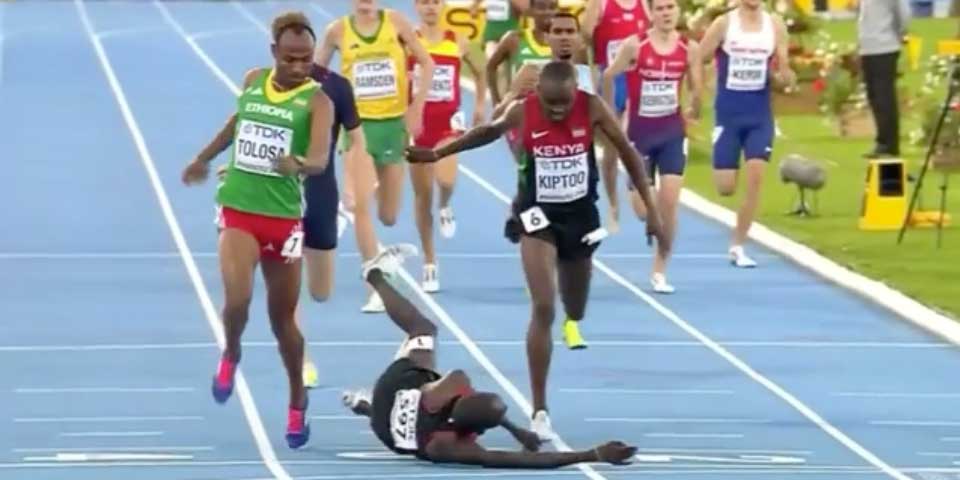 Video: se tira de cabeza para ganar una carrera