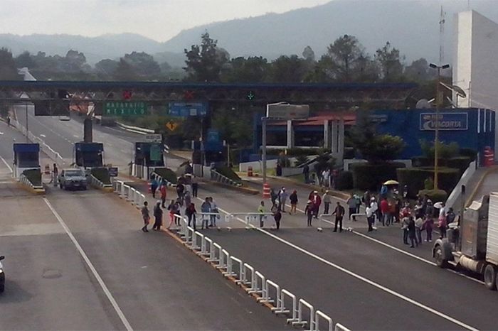 CNTE mantiene bloqueos en Oaxaca, Michoacán y Guerrero - caseta-zinapecuaro