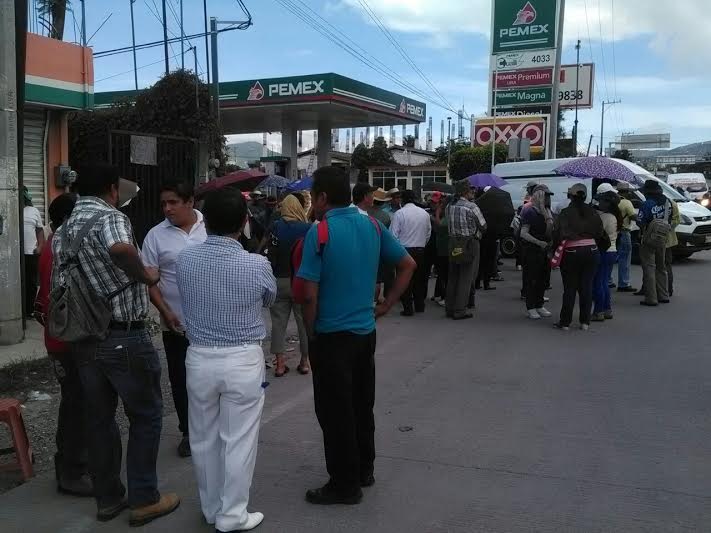 Maestros de la CETEG bloquean la Autopista del Sol