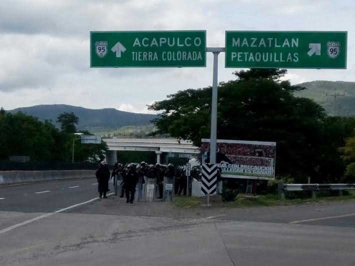 Maestros de la CETEG bloquean la Autopista del Sol - ceteg-chilpancingo-28jul-Quadratin2