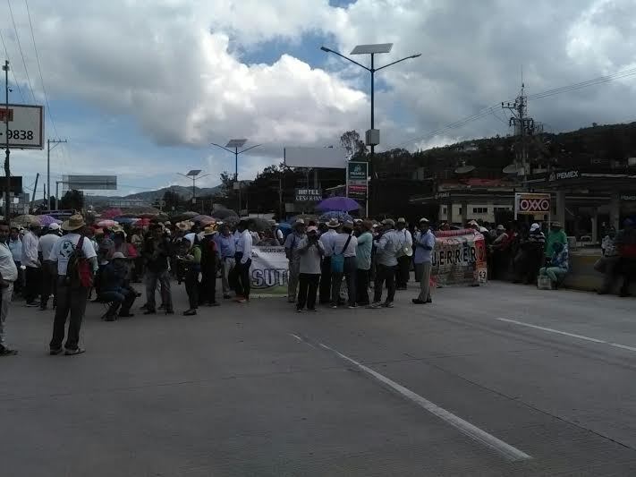 Maestros de la CETEG bloquean la Autopista del Sol - ceteg-chilpancingo-28jul-Quadratin3
