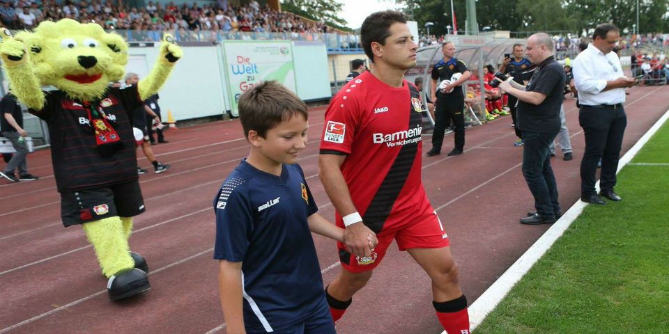 Chicharito fue titular en goleada del Bayer Leverkusen