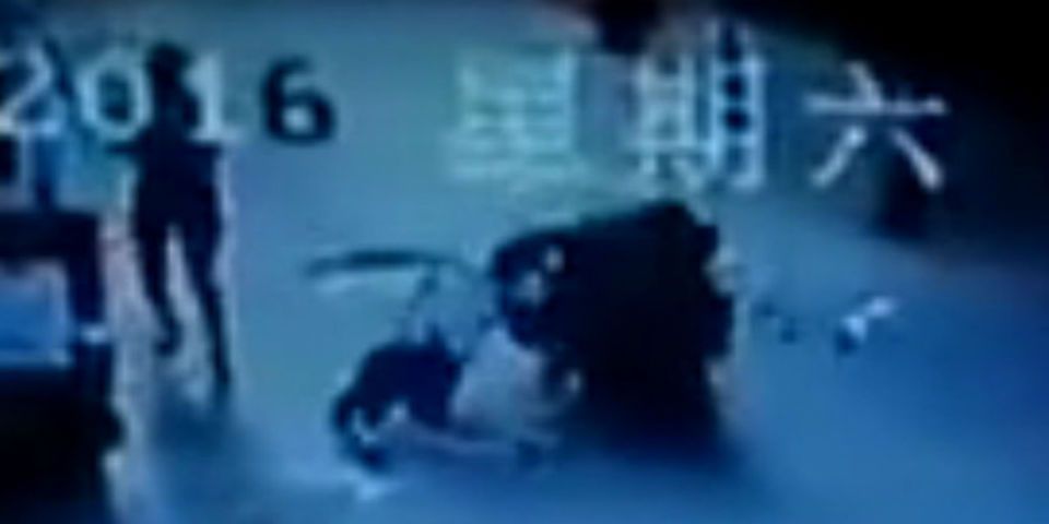 Video: hombre que intenta suicidarse cae sobre motociclista