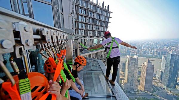 Rascacielos en China permite caminar al filo de 340 metros de altura