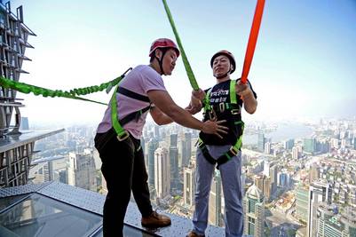 Rascacielos en China permite caminar al filo de 340 metros de altura - china1