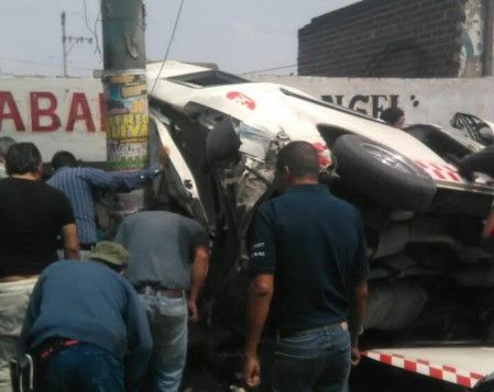 Dos muertos por choque de camión torton contra una combi