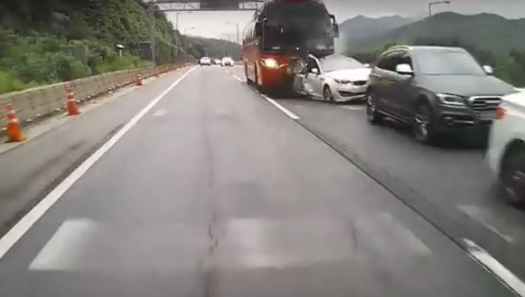 Video: impresionante choque en Corea del Sur deja cuatro muertos