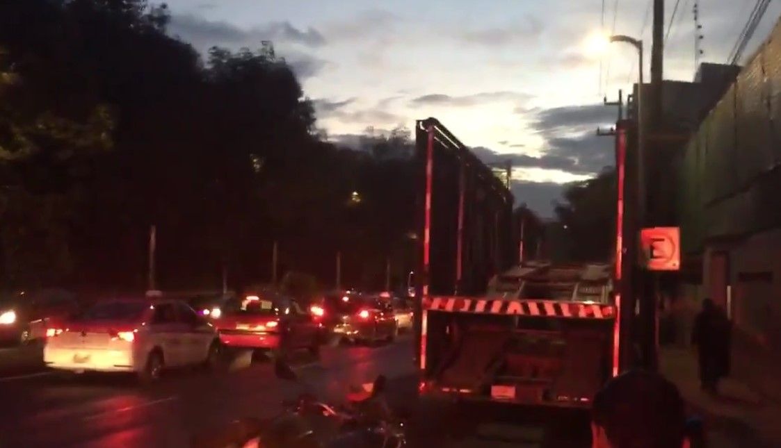 Chocan dos vehículos pesados en Constituyentes