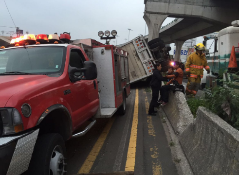 Vuelca camión en la México-Querétaro