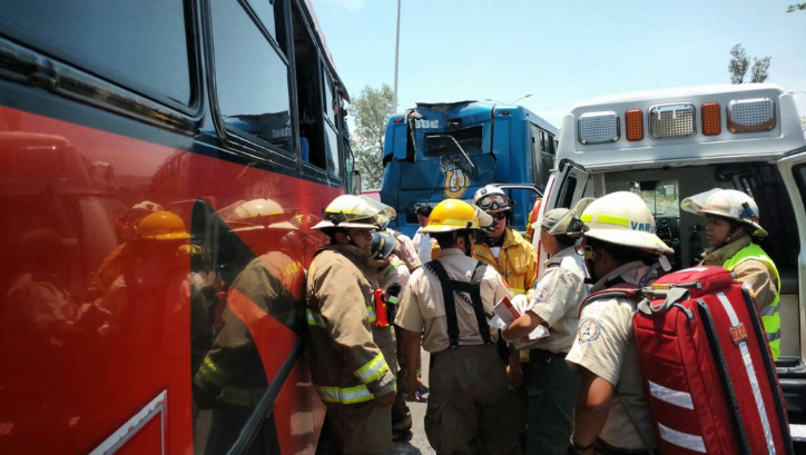 Choque de dos camiones deja 14 heridos en Guadalajara