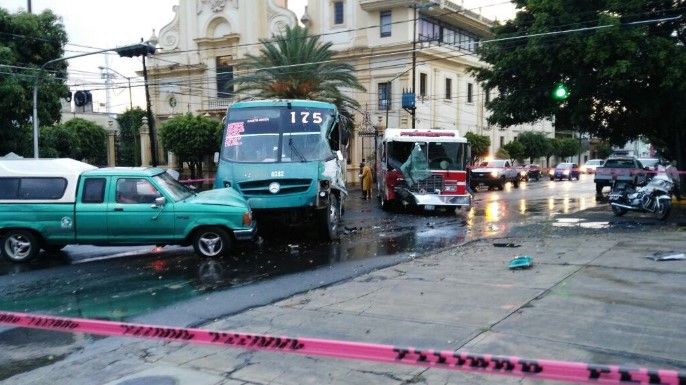 Nueve heridos por choque entre camiones de transporte y de bomberos