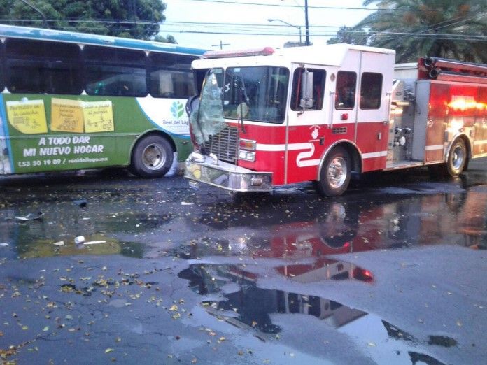 Nueve heridos por choque entre camiones de transporte y de bomberos - choque-guadalajara-camion-bomberos-SeInformativa