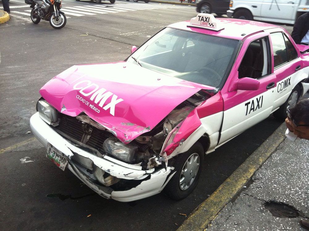 Un herido por choque de trolebús con taxi y vehículo particular