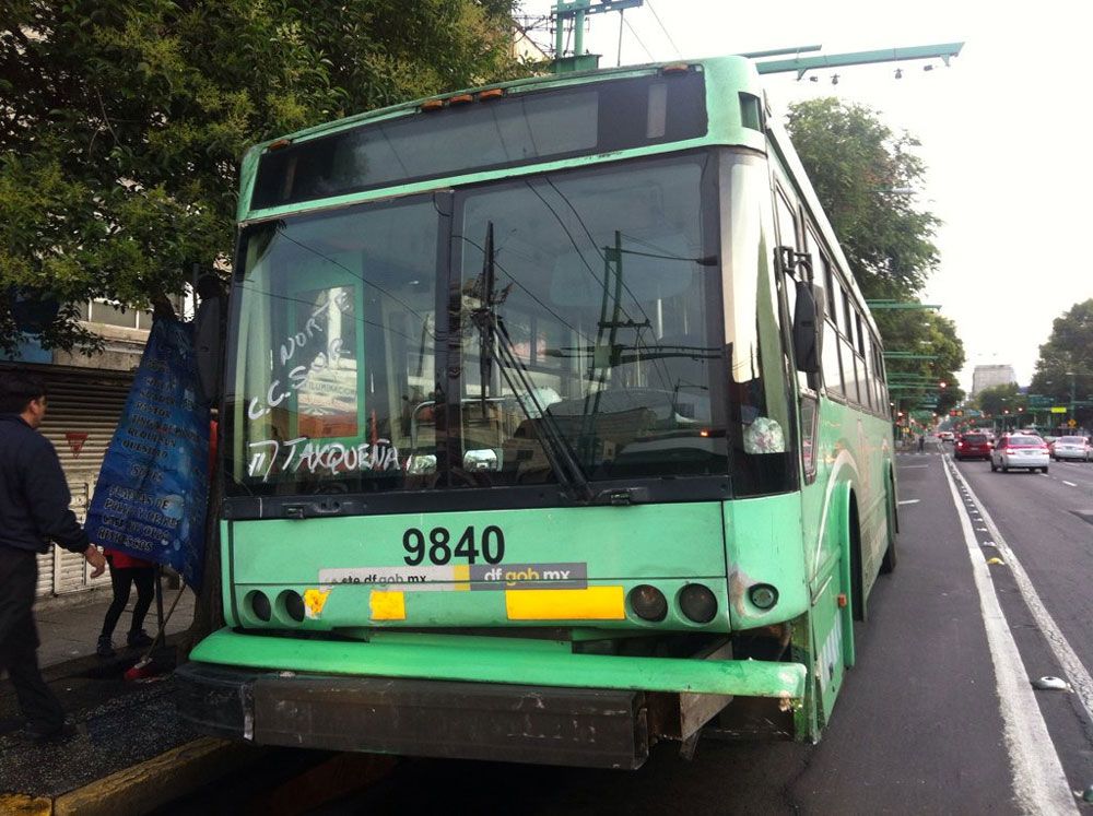 Un herido por choque de trolebús con taxi y vehículo particular - choque-taxi-trolebus-efrenarguelles3