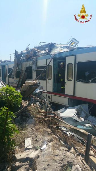 Choque de trenes en Italia deja al menos 20 muertos - choque-trenes-Italia-Ansa6