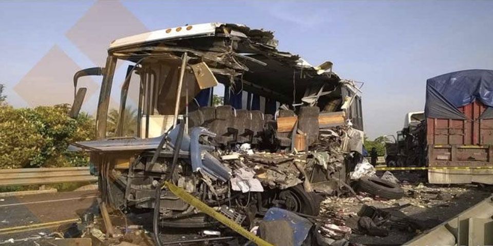 Muere niña tras choque en Veracruz que deja decenas de heridos