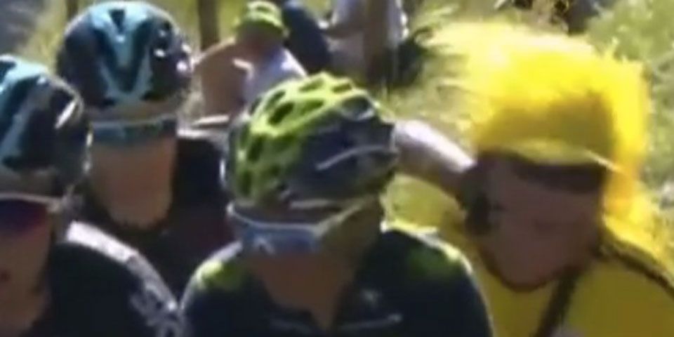 Video: ciclista golpea a aficionado en Tour de Francia