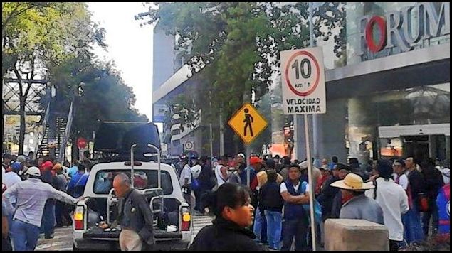 Bloqueo de centros comerciales: la nueva estrategia de la CNTE