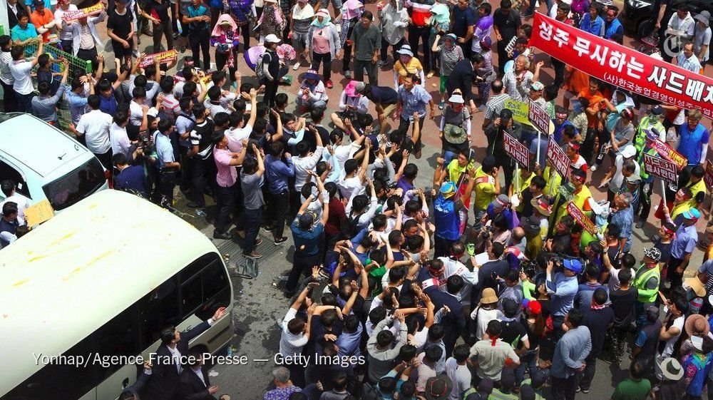 Video: lanzan botellas y huevos a primer ministro de Corea del Sur - corea-huegos
