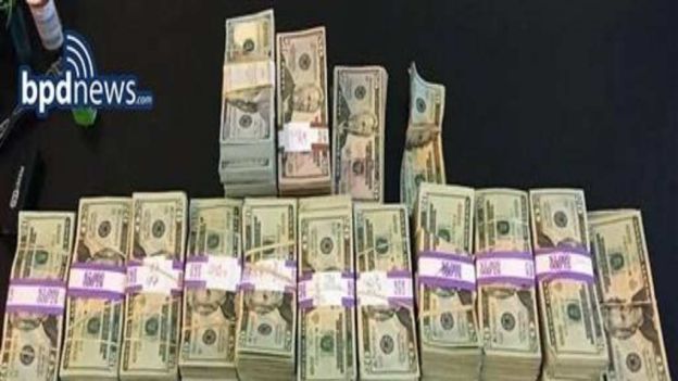 Taxista devuelve 187 mil dólares olvidados en su auto