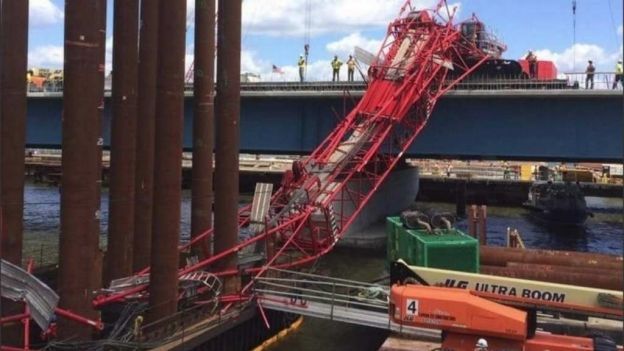 Grúa se desploma sobre puente en Nueva York - cq5dam.thumbnail.624.351-2