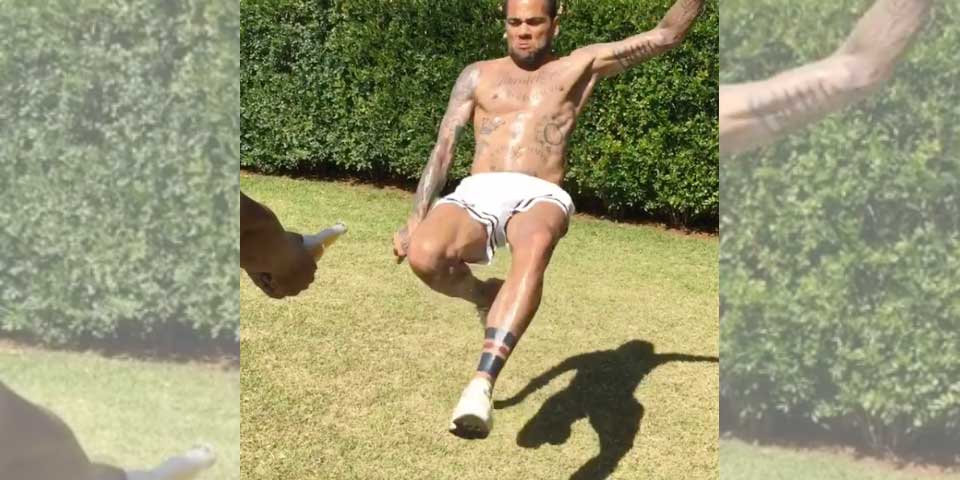 Video: Dani Alves abre cerveza de una patada