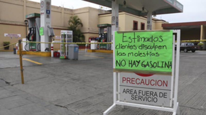 Hasta en 20 pesos el litro de gasolina en el mercado negro de Oaxaca - download