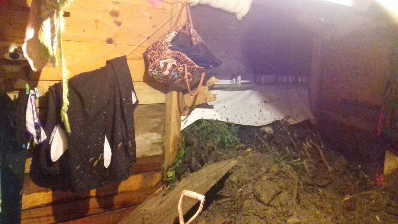 Desprendimiento de tierra sepulta a madre e hija en Acapulco