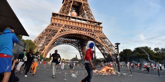 Disturbios en la Torre Eiffel - eiffel-2