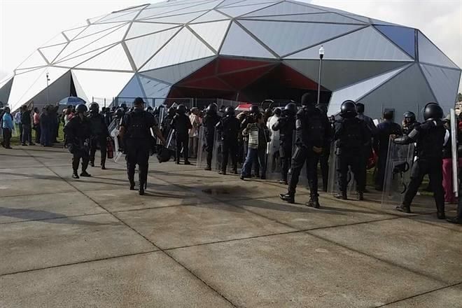 Se enfrentan maestros de la CNTE y antimotines en Morelia - enfrentamiento-michoacan-1